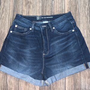 NO BOUNDARIES curvy, no-gap shorts